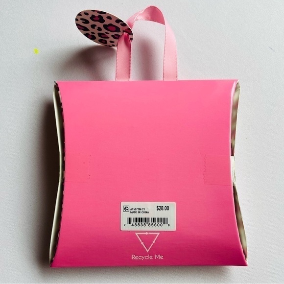 ๐ NWT GUESS Heart Stud Earrings & Bracelet Set ๐ - Picture 6 of 7